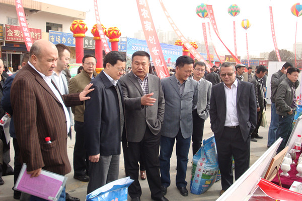 自治區(qū)農(nóng)業(yè)廳副廳長陳章全咨詢富全新科